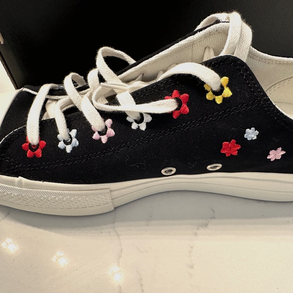 Embroidered Flowers Black Converse